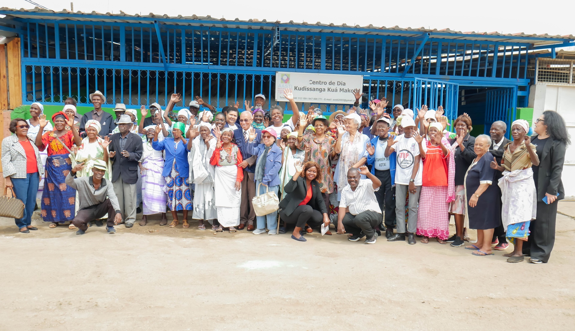 Foto de família no Centro de Dia Kudissanga Kuá Makota da ASTI durante a celebração dos 27 anos da FSE